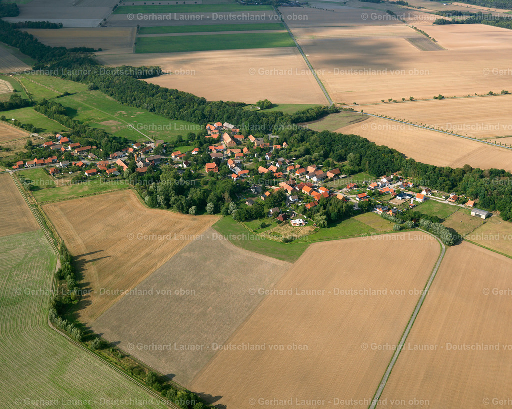 2638830 | GöDDECKENRODE 23.08.2006 Landwirtschaftliche Nutzflächen und Feldgrenzen  umsäumen das Siedlungsgebiet des Dorfes in Göddeckenrode im Bundesland Sachsen-Anhalt, Deutschland // Agricultural land and field boundaries surround the settlement area of the village  in Göddeckenrode in the state Saxony-Anhalt, Germany Foto: Gerhard Launer