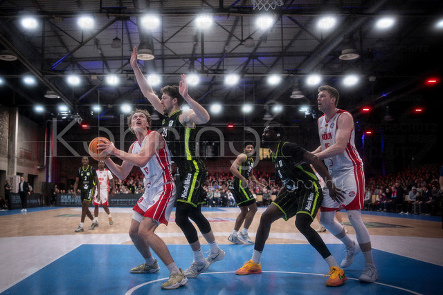 Barmer 2. Basketball Bundesliga ProA: Rheinstars Koeln vs. BBC Bayreuth, 11.01.26 | Köln, 11.01.26 - Adam John Paige (RheinStars Köln, 13, PF), Willem Brandwijk (BBC Bayreuth, 39), Nat Diallo (BBC Bayreuth, 8), Björn Rohwer (RheinStars Köln, 15, C) während des Spiels der Barmer 2. Basketball Bundesliga ProA: Rheinstars Koeln vs. BBC Bayreuth in der Motor World in Köln.