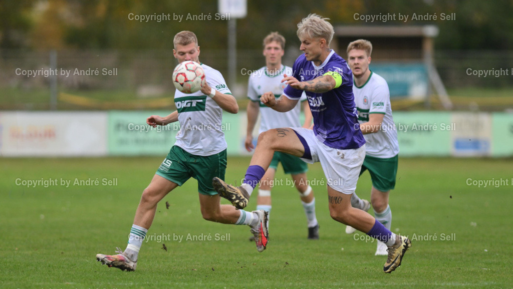 VfR Neumünster vs PSV Neumünster | Kenny Korup (VfR #4) / Nils Drauschke (PSV #8) - Fußball-Oberliga Männer 2024/2025 / VfR Neumünster vs PSV Neumünster / VfR-Stadion / Neumünster / 20.10.24 - Realisiert mit Pictrs.com