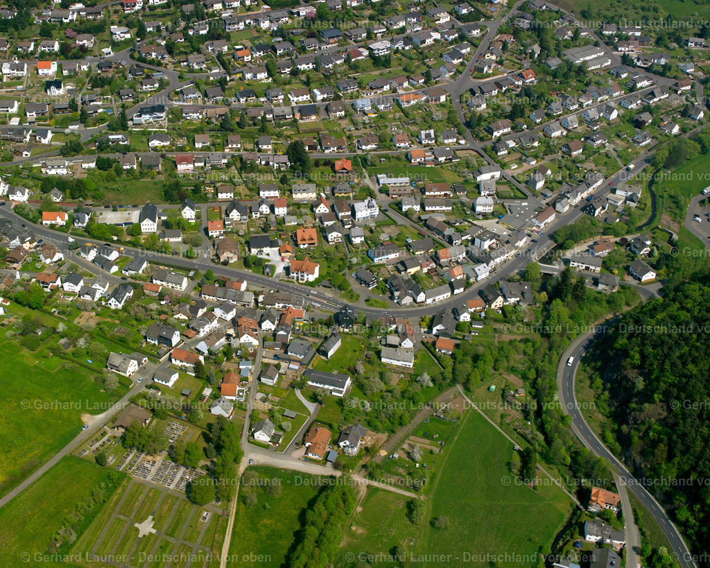 2610101 | UCKERSDORF 09.06.2006 Ortsansicht der Straßen und Häuser der Wohngebiete in Uckersdorf im Bundesland Hessen, Deutschland // Town View of the streets and houses of the residential areas in Uckersdorf in the state Hesse, Germany Foto: Gerhard Launer