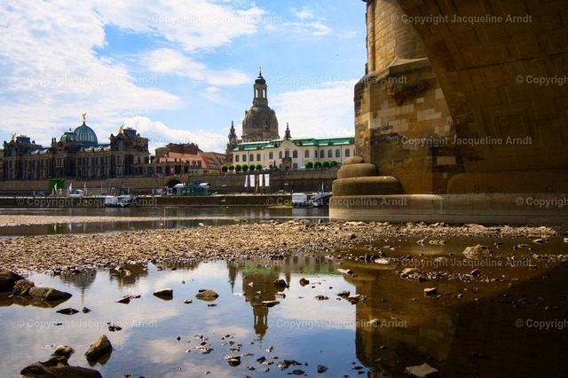 Spiegelung | Fotografie Photography Dresden Photoshooting  Fotoshooting Fotografin Dresdencity Bilder  Foto Dresdenvideos Kalender Postkarten Bilderdownload Portrait Hochzeitsfotografie Familienfotos Bewerbungsbilder Studiofotografie Fotograf Dresdenbilder Business - Realisiert mit Pictrs.com