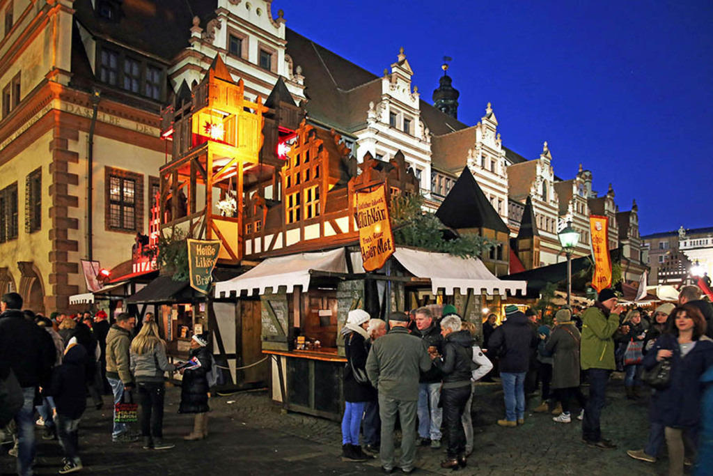 Leipziger Weihnachtsmarkt | Das Team hinter BILDLEXIKON LEIPZIG bündelt historische wie aktuelle Informationen über die Stadt Leipzig in Text und Bild auf einer Plattform und stellt diese der interessierten Öffentlichkeit zur Verfügung.