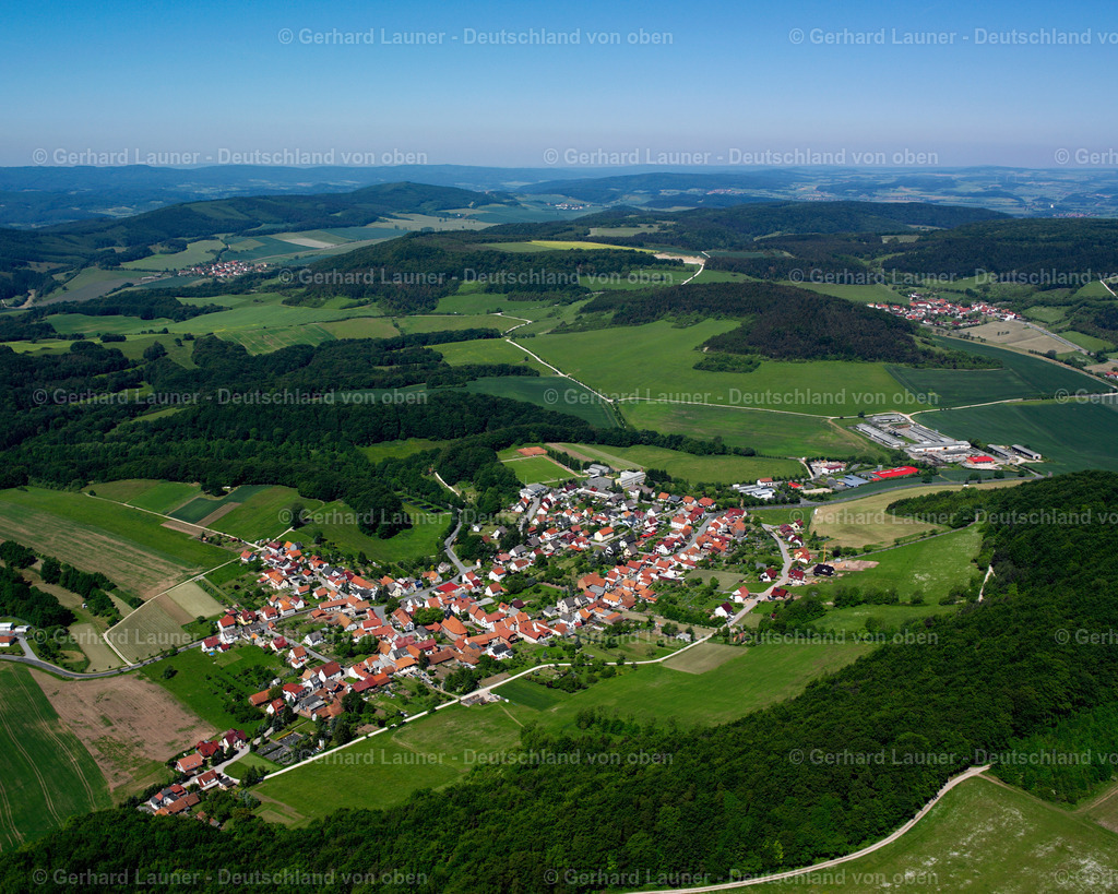 2634093 | WüSTHEUTERODE 09.06.2006 Landwirtschaftliche Nutzflächen und Feldgrenzen  umsäumen das Siedlungsgebiet des Dorfes in Wüstheuterode im Bundesland Thüringen, Deutschland // Agricultural land and field boundaries surround the settlement area of the village  in Wüstheuterode in the state Thuringia, Germany Foto: Gerhard Launer