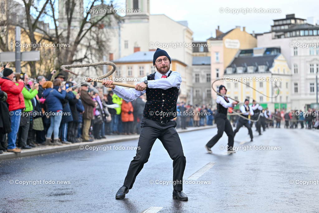 Neujahrschnalzen_ Aperschnalzen 2024_ 01.01.2024-22 | 01.01.2024, Promenade Linz, AUT, Landhaus im Bild Neujahrschnalzen 2024, Turmblaeser, Prangerschuetzen, Tradition, Brauchtum, Blasmusik, Peitschen, Trachtenverein Altstaedter Bauerngmoa, Promenade, Landhaus, Turm, Linz