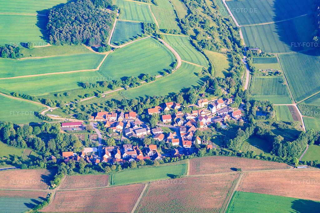 Luftbild: Ortsansicht aus Norden in Altertheim im Bundesland Bayern in Deutschland. Foto: IMG_66243.jpg vom 30.05.2014 durch Werner Riehm/FLY-FOTO.de – Auflösung des Originals: 4752 x 3168 px