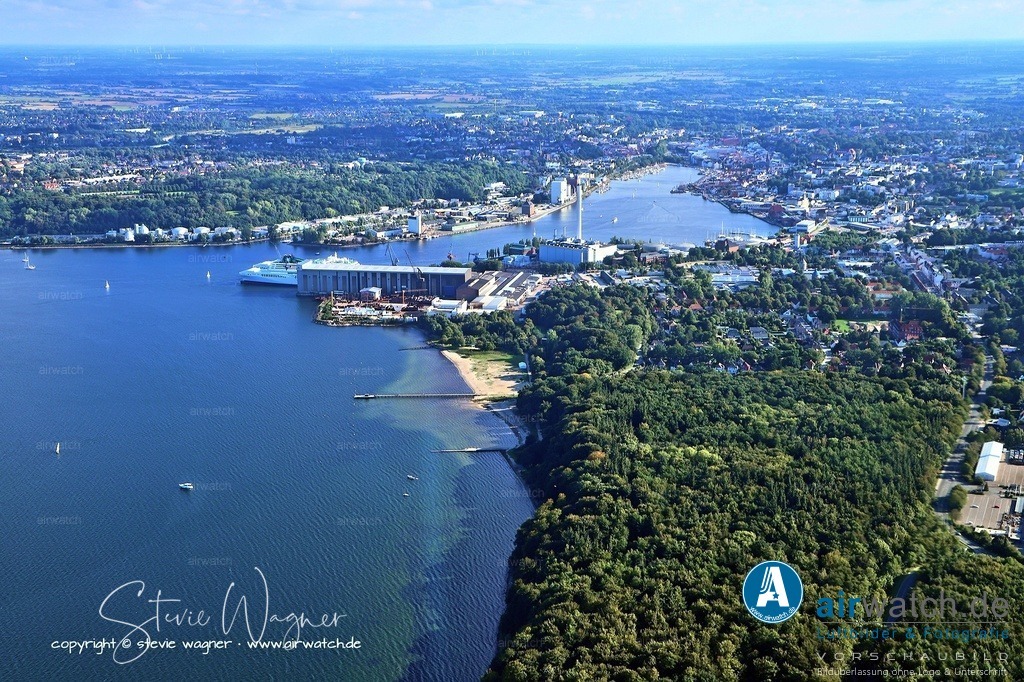 Luftbild Flensburger Foerde, Flensburg Wassersleben, Binnenhafen | Blick von Wasserleben auf den Flensburger Binnenhafen. - Wassersleben in Flensburg ist ein beliebter, familienfreundlicher Strandort an der Flensburger Förde mit direktem Ostseeblick, ideal für Badegäste, Spaziergänger und Naturliebhaber.