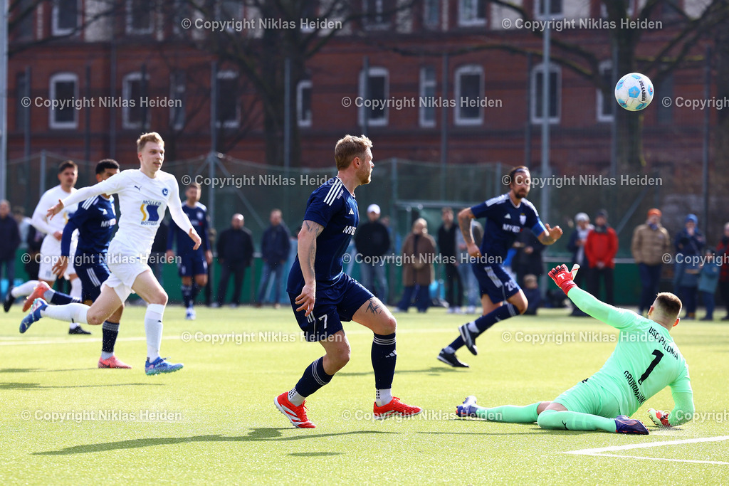 NH_USCPaloma_TuSDassendorf_OberligaHamburg_23022025 | #7 Sven Möller (TuS Dassendorf) chipt den Ball zum 2:3 ins Netz.Fußball I Herren I Gamesright Oberliga Hamburg I Saison 2024-2025 I  24. Spieltag I USC Paloma - TuS Dassendorf I 23.02.2025 I Jonny-Rehbein-Sportplatz