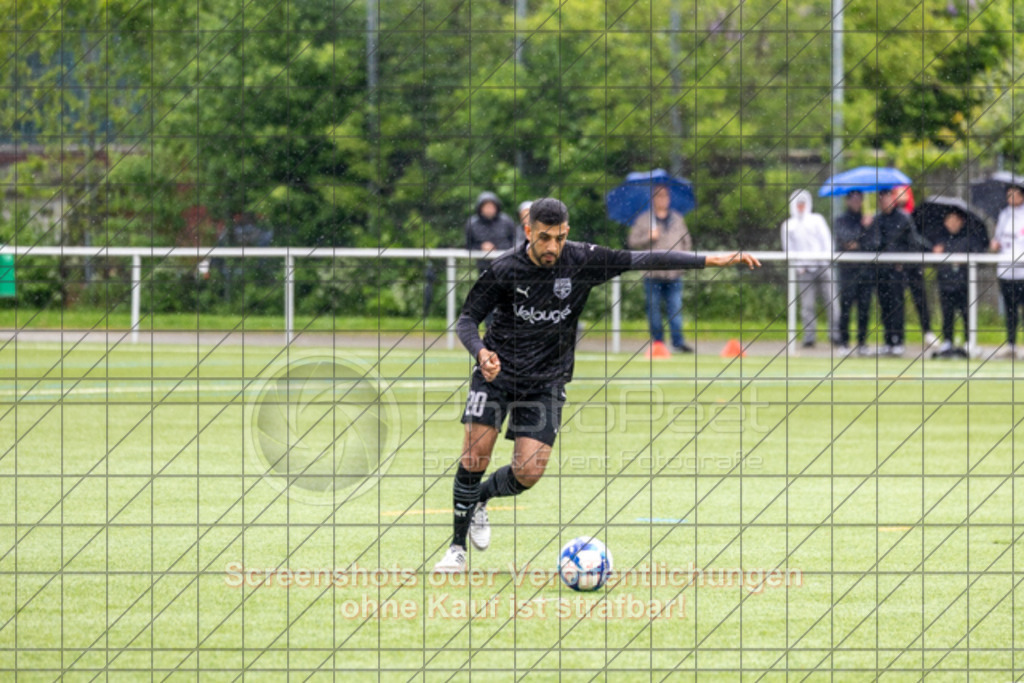 20250504_151552_0175 | #,SSV Göppingen (schwarz) vs. TSV Wäschenbeuren (grün), Fussball, Kreisliga A3 - Bezirk Neckar/Fils, 25. Spieltag, Saison 2024/2025, Kunstrasensportplatz Nord, Hohenstaufenstr. 123, 73033 Göppingen, 04.05.2025 - 15:00 Uhr,Foto: PhotoPeet-Sportfotografie/Peter Harich