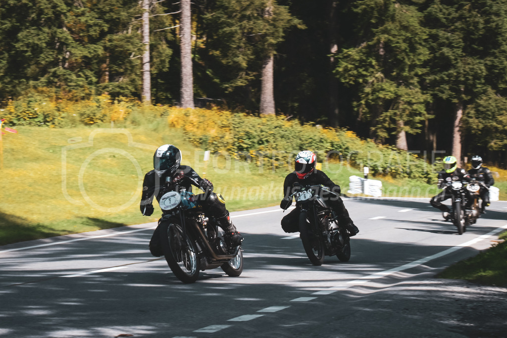 21. Arosa ClassicCar 2025 - 6. =September= 2025 | Das Feld der Motorräder am Arosa ClassicCar 2025..@arosaclassiccar, @arosa.official, #arosaclassiccar, #arosa, #76curves, #classiccarBild: Sportfotografie Markus Aeschimann | www.markus-aeschimann.ch - Realisiert mit Pictrs.com