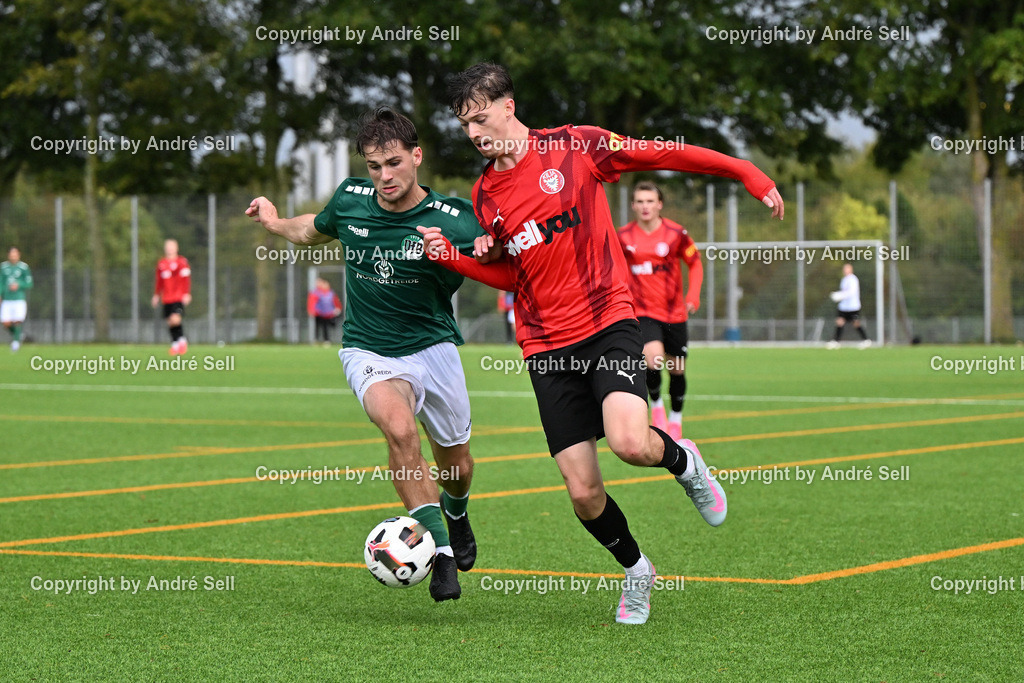 FC Kilia Kiel vs VfB Lübeck II - U21 | Marvin Müller (Kilia #24) vs Leo Zerbe (Lübeck #25) / Fußball-Oberliga Männer 2026/2027 / FC Kilia Kiel vs VfB Lübeck II - U21 / Kilia Sportplatz / Kiel / 10.10.26 - Realisiert mit Pictrs.com