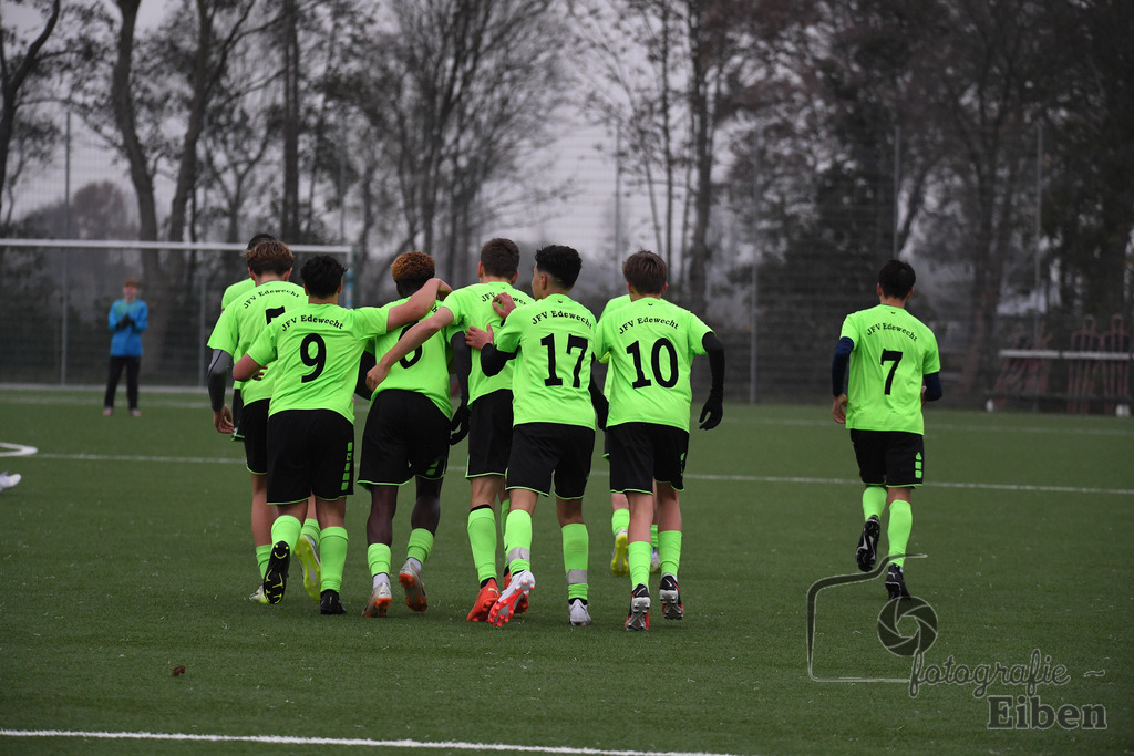 JFV Edewecht-Osnabrücker SC | C-Jugend Landesliga; JFV Edewecht (grün)-Osnabrücker SV (rot) am 18.11.2023; in Edewecht (Sportanlage Göhlenweg), Photo: Philip Eiben 2023 - Realisiert mit Pictrs.com