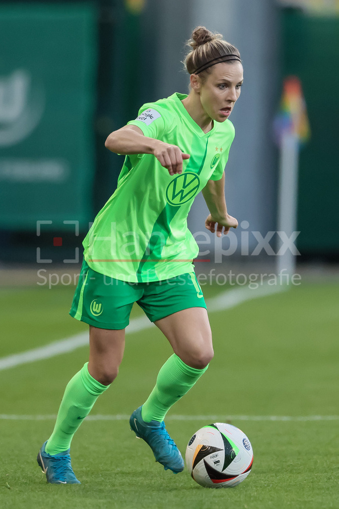 Fussball, Google Pixel Frauen-Bundesliga, VfL Wolfsburg - RB Leipzig | v.li.: Svenja Huth (VfL Wolfsburg, 10) am Ball, Freisteller, Einzelbild, Ganzkörper, Aktion, Action, Spielszene, DIE DFB-RICHTLINIEN UNTERSAGEN JEGLICHE NUTZUNG VON FOTOS ALS SEQUENZBILDER UND/ODER VIDEOÄHNLICHE FOTOSTRECKEN. DFB REGULATIONS PROHIBIT ANY USE OF PHOTOGRAPHS AS IMAGE SEQUENCES AND/OR QUASI-VIDEO.