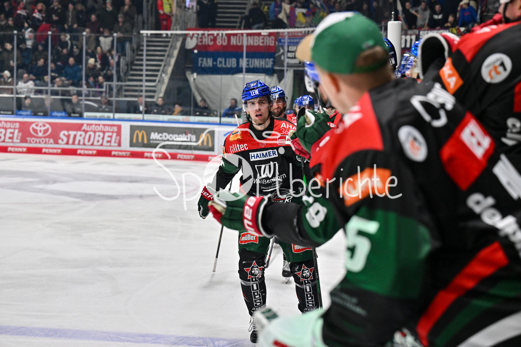 Augsburger Panther - Nürnberg Ice Tigers | Jubel der Panther nach dem Treffer zum 2-1 durch Thomas SCHEMITCH (Augsburger Panther #62) / Freude / happy / Tor / Torschuetze / DEL: Augsburger Panther - Nuernberg Ice Tigers, Curt Frenzel Stadion am 03.01.2025