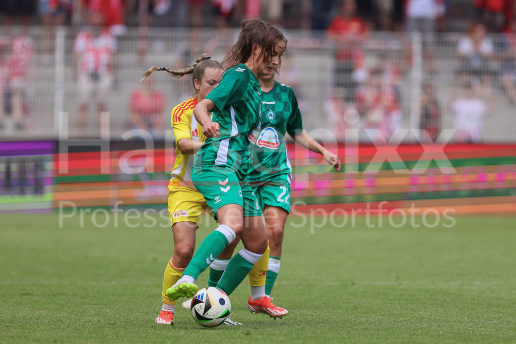 Fussball, Testspiel Frauen, 1. FC Union Berlin - SV Werder Bremen | v.li.: Lisa Heiseler (1. FC Union Berlin, 7) und Hanna Nemeth (SV Werder Bremen, 23) im Zweikampf, Duell, Dynamik, Aktion, Action, Spielszene