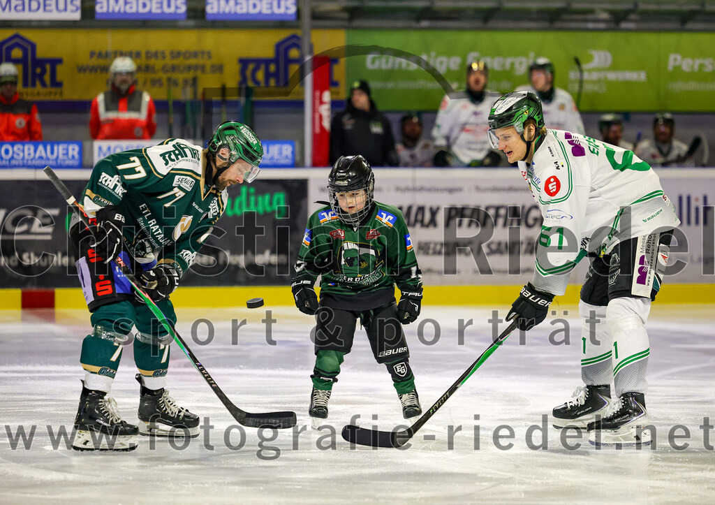 2026-01-02_014_TSV_Erding_gegen_Hoechstadt_Alligators | Erding, Deutschland, 02.01.2026:Eishockey, Oberliga Süd 2025 / 2026, 33. Spieltag, TSV Erding gegen Höchstadt Alligators, Endergebnis: 2:1Philipp Michl (Erding Gladiators, #77), Samuel Eriksson (Höchstadt Alligators, #61)Foto: Christian Riedel / fotografie-riedel.net