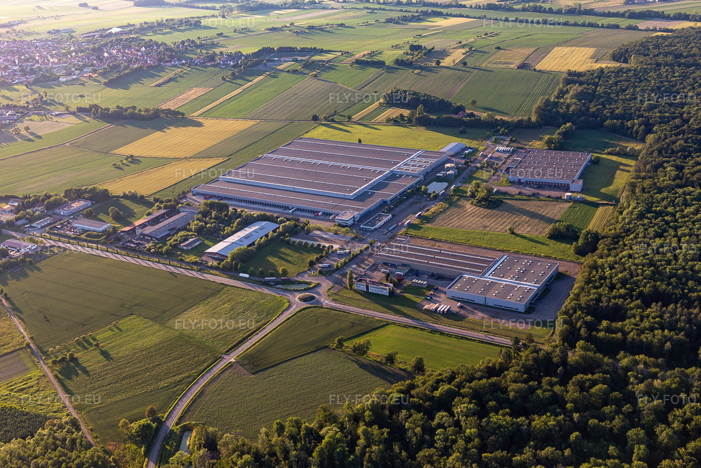Vue aérienne: Usine de fabrication de véhicules Daimler AG à Hatten dans le département Bas Rhin, France. Photo: IMG_115516.jpg prise le 16/06/2019 par Werner Riehm/FLY-FOTO.eu – Résolution de l'original: 5472 x 3648 px