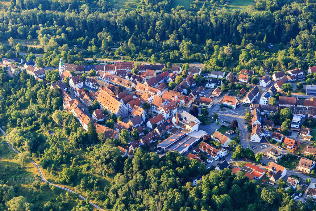 Luftbild: Historischer Ortskern mit Fruchtkasten und Stadtkirche in Rosenfeld im Bundesland Baden-Württemberg in Deutschland. Foto: IMG_148830.jpg vom 28.06.2025 durch Werner Riehm/FLY-FOTO.deFRUCHTKASTEN.DE/OEFFNUNGSZEITEN