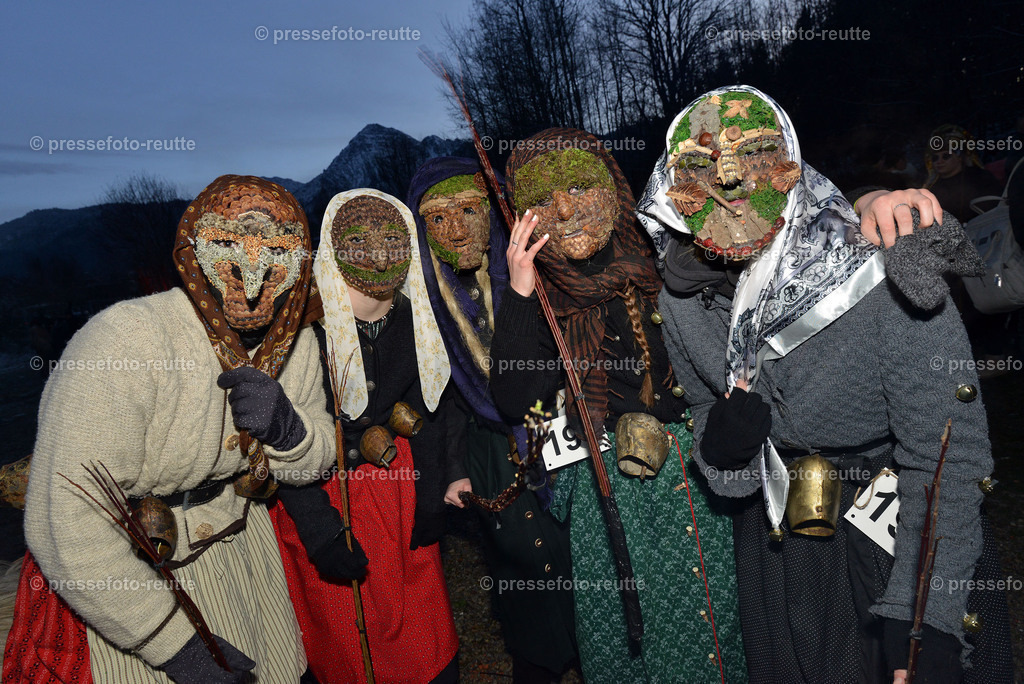 news-2022-Dez03-Krampusumzug-Reutte-WTV_5528 | Info aus dem Bezirk Reutte/Ausserfern Tirol sowie eine umfangreiche Bilddatenbank über die gesamte Region: Lechtal, Talkessel Reutte, Tannheimertal, Zwischentoren. Lech, Plansee, Zugspitze, Grenztunnel, B179, Fernpassstraße, Verkehr, Lawinen, Tradition, - Realisiert mit Pictrs.com