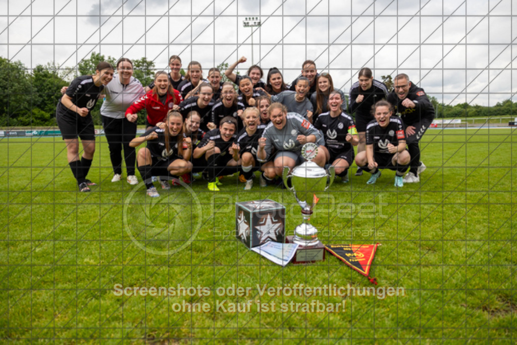 20250529_150550_1662 | #,  SGM Wendlingen-Ötlingen II (blau) vs. 1.FC Donzdorf II (schwarz), Fussball, Frauen-Bezirkspokal Finale Saison 2024/2025, Rasenplatz VfL Stadion Kirchheim, Jesinger Straße 105, 73230 Kirchheim, 29.05.2025 - 13:00 Uhr,Foto: PhotoPeet-Sportfotografie/Peter Harich