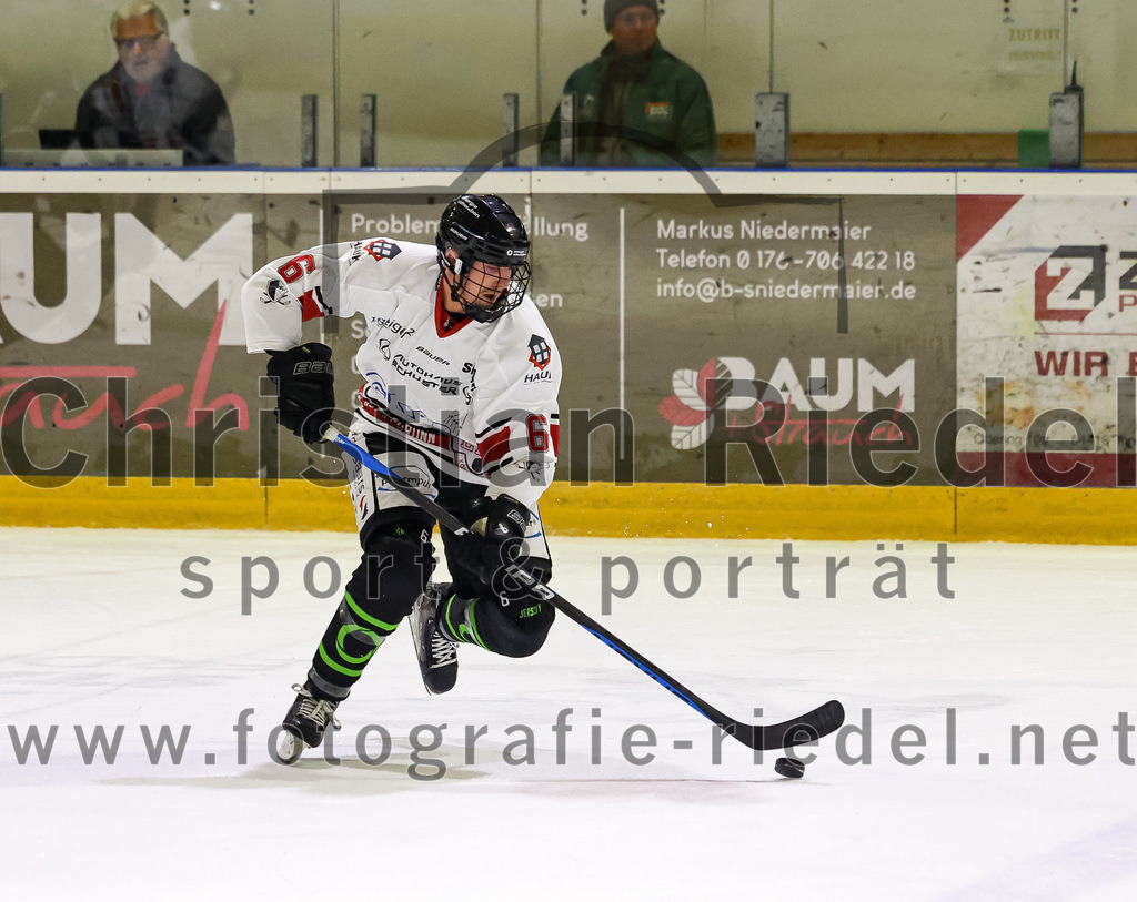 2022-11-06_053_TSV_Erding_gegen_EHC_Koenigsbrunn | Erding, Deutschland, 06.11.2022:
Eishockey, Bayernliga 2022 / 2023, 11. Spieltag, TSV Erding gegen EHC Königsbrunn, Endergebnis: 1:7

Marco Sternheimer (EHC Königsbrunn, #6)

Foto: Christian Riedel / fotografie-riedel.net
