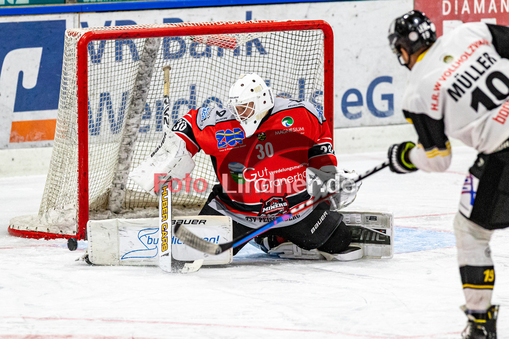 Testspiel TSV Peißenberg Miners vs EA Schongau Mammuts | Eishockey Bayernliga Vorbereitung 2023/2024, Testspiel TSV Peißenberg Miners vs EA Schongau MammutsSchuss von Matthias Müller (Mammuts 19) und Save von Maximilian FREYTAG (Miners Goali 30) ,2023-09-22 in Peißenberg (Eisstadion)30 Maximilian FREYTAG (Miners Goali 30), 19 Matthias Müller (Mammuts 19)Copyright: FotoLindner