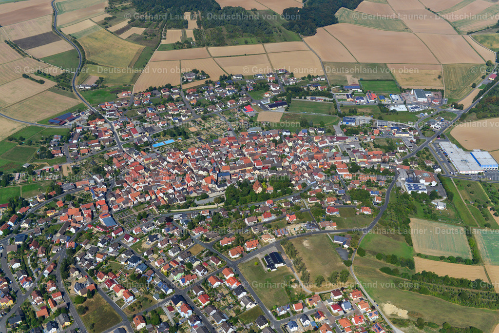 3650598 | NEUBRUNN 13.09.2016 Stadtansicht vom Stadtrand angrenzend an landwirtschaftliche Feldern  in Neubrunn im Bundesland Bayern, Deutschland // City view from the outskirts with adjacent agricultural fields  in Neubrunn in the state Bavaria, Germany Foto: Gerhard Launer