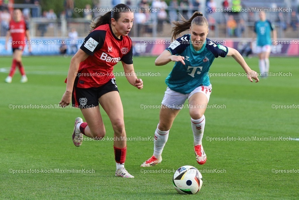 xssc14042501018 | 14.04.2025, xsscx, Frauen Fußball, Bayer 04 Leverkusen - 1. FC Köln, 1. Fußball Bundesliga, Ulrich-Haberland-Stadion, Saison 2024 2025: Loreen Bender (Bayer 04 Leverkusen 19) im Zweikampf gegen Alena Bienz (1. FC Köln 11) DFB regulations prohibit any use of photographs as image sequences and or quasi-video.