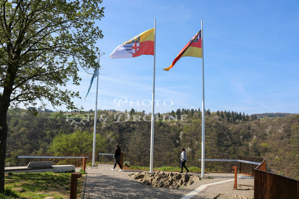Loreley-8008 | Die Loreley ist Deutschlands wohl bekanntester Felsen und zieht jedes Jahr tausende von Touristen aus aller Welt an. Hier an der Loreley gibt es nicht nur Sagen und Legenden. Hier an der Stelle ist der Rhein am schmälsten und am tiefsten und es gab jeher viele Schiffsunfälle. - Realisiert mit Pictrs.com