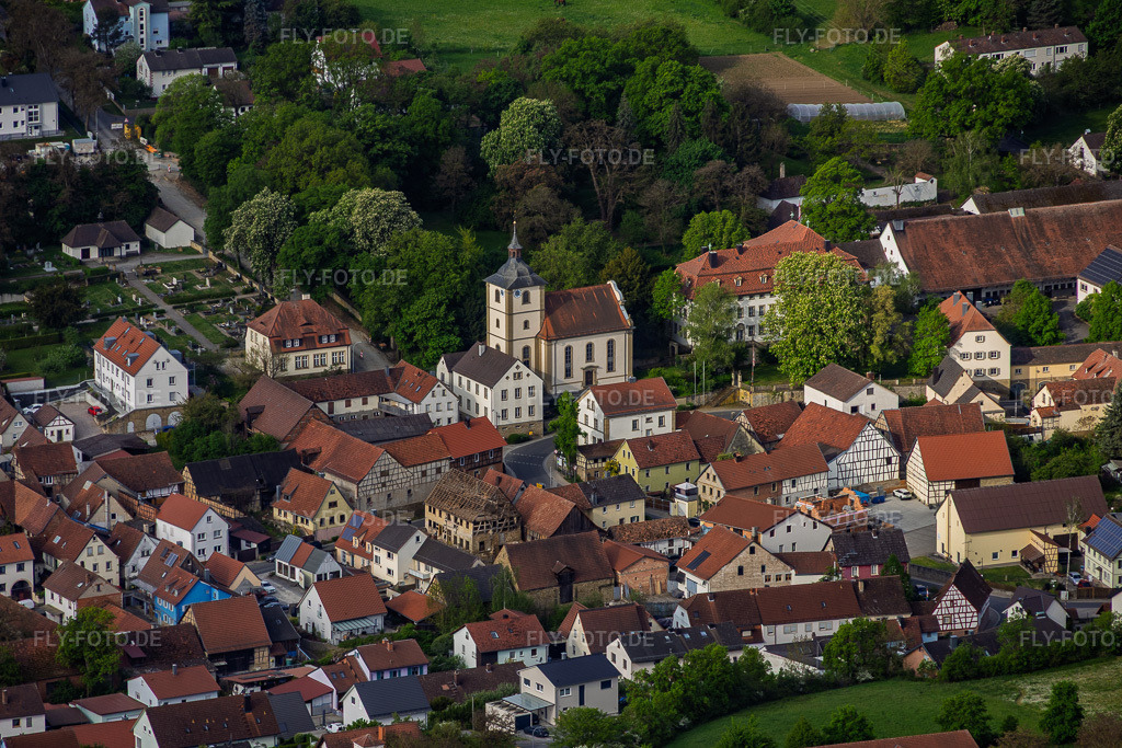 Luftbild: Schloss Gut Obbach und Kirche - Evangelisch-Lutherische im Ortsteil Obbach in Euerbach im Bundesland Bayern in Deutschland. – Foto: IMG_155558.jpg vom 03.05.2026 durch Werner Riehm/FLY-FOTO.de – Auflösung des Originals: 5882 x 3921 px – Schloss Gut Obbach – Evangelisch-Lutherische Kirchengemeinde Obbach