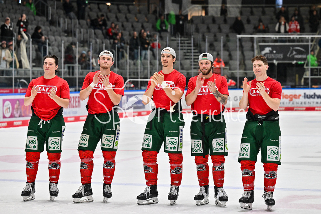 Augsburger Panther - Grizzlys Wolfsburg | Zusammen mit den Fans feiern die Augsburger Panther den Heimsieg gegen Wolfsburg / Jubel / Freudne / happy / DEL: Augsburger Panther - Grizzlys Wolfsburg; Curt Frenzel Stadion am 10.10.2025 / Enrico HENRIQUEZ (Augsburger Panther 52), Alexander BLANK (Augsburger Panther 26), Christian HANKE (Augsburger Panther 25), Riley DAMIANI (Augsburger Panther 19) und Kyle MAYHEW (Augsburger Panther 27)