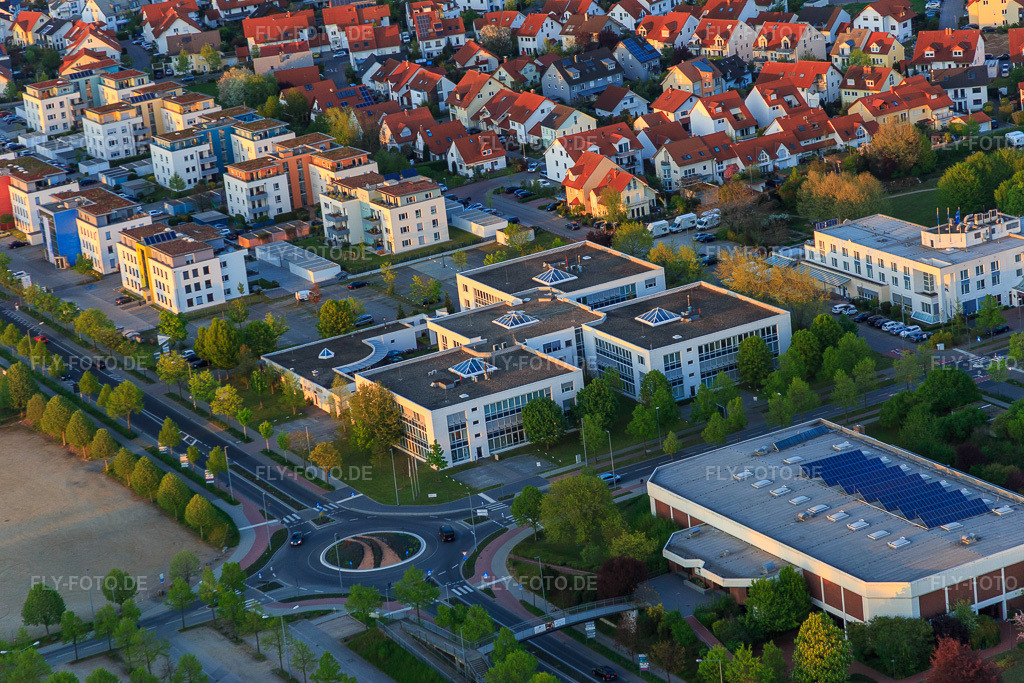 Luftbild: Office Center Bensheim und Weststadthalle in Bensheim im Bundesland Hessen in Deutschland. Foto: IMG_077890.jpg vom 23.04.2015 durch Werner Riehm/FLY-FOTO.deStadt Bensheim
