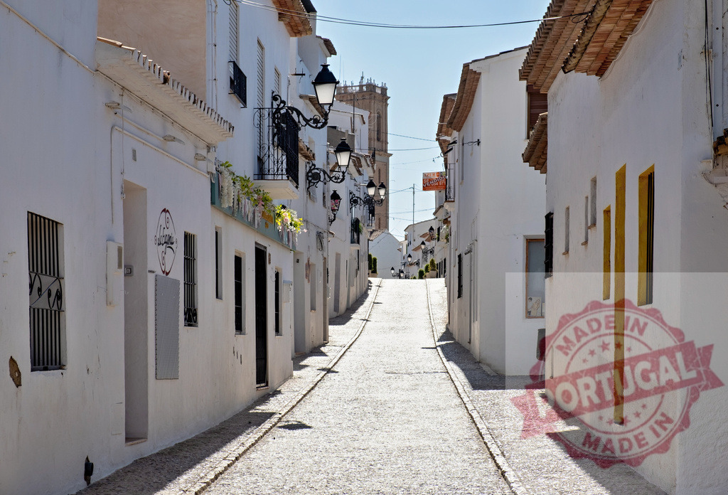 Altea old town street with white houses leading to church tower | Cobblestone alley creating shadows between traditional white washed buildings in Altea, Spain - Realisiert mit Pictrs.com