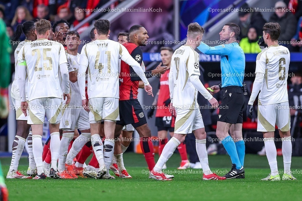 UCL29012502273 | 29.01.2025, Fußball, Bayer 04 Leverkusen - AC Sparta Prag, UEFA Champions League, 8. Spieltag, BayArena, Saison 2024 2025: Rudelbildung um Schiedsrichter Georgi Kabakov
