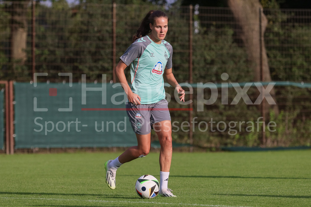 Fussball, Google Pixel Frauen-Bundesliga, Training SV Werder Bremen | v.li.: Hanna Nemeth (SV Werder Bremen, 23) am Ball, Freisteller, Einzelbild, Ganzkörper, Aktion, Action, Spielszene