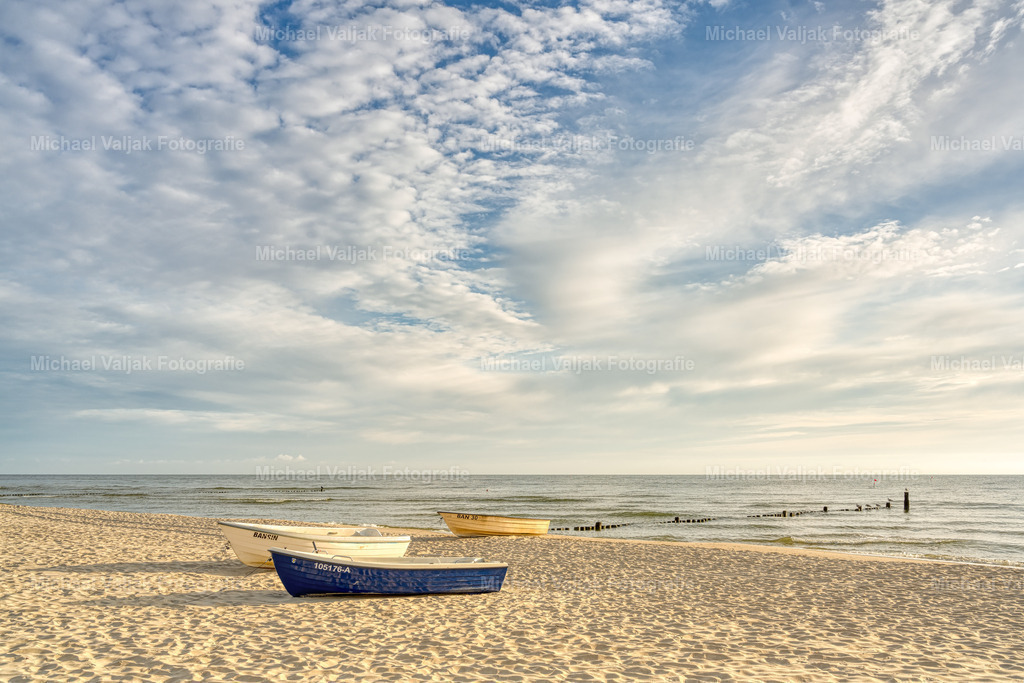 Fischerboote am Strand auf Usedom | Fischerboote am Ostseestrand bei Bansin am frühen Morgen.  - Realisiert mit Pictrs.com
