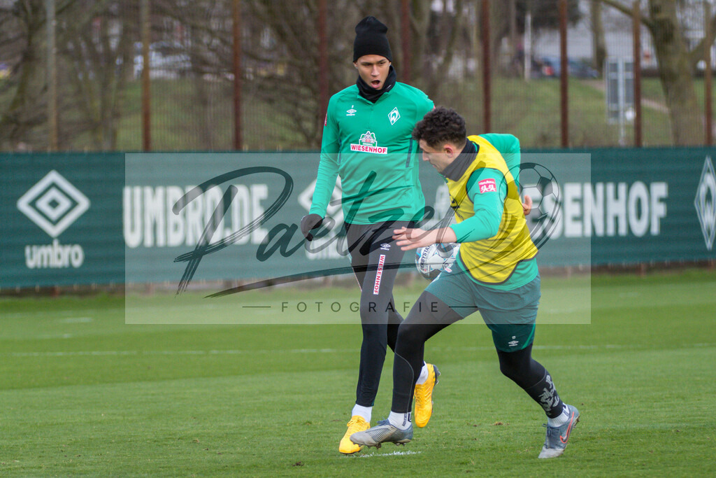 20200218_TRASVW_0041 | Fussball, Herren: Davie Selke (Werder Bremen) und Milos Veljkovic (Werder Bremen) im Zweikampf waehrend der Trainingseinheit des SV Werder Bremen auf dem wohninvest Weserstadion Trainingsplatz am 18.02.2020 in Bremen, Deutschland. - Realisiert mit Pictrs.com