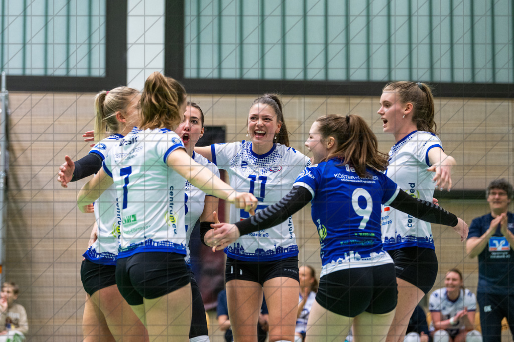 2. VBLF Nord 25/26 | Spiel 4113 | VC Osnabrück vs. SFF Bonn | MASSELINK Lisanne (VC Osnabrück e.V. #11) in der Mitte der Jubeltraube. //  21.03.26: 2. VBLF Nord 25/26 | Spiel 4113 | VC Osnabrück vs. SFF Bonn / Osnabrück / Deutschland  //   CREDIT:www.bullenfotos.de, Martin König, Hörner Weg 40, D-49078 Osnabrück, +4917663732967 // Nutzung und Weitergabe nur zu den vereinbarten Zwecken. Presseanfragen an Ersteller. Alle Rechte beim Ersteller. Honorierung nach MFM. - Realisiert mit Pictrs.com