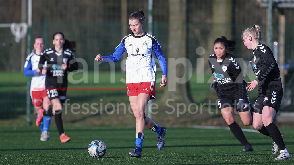 Fussball, Testspiel Frauen, Hamburger SV - Kolding IF | v.li.: Irma Schittek (Hamburger SV, 12) am Ball, Einzelbild, Ganzkörper, Aktion, Action, Spielszene