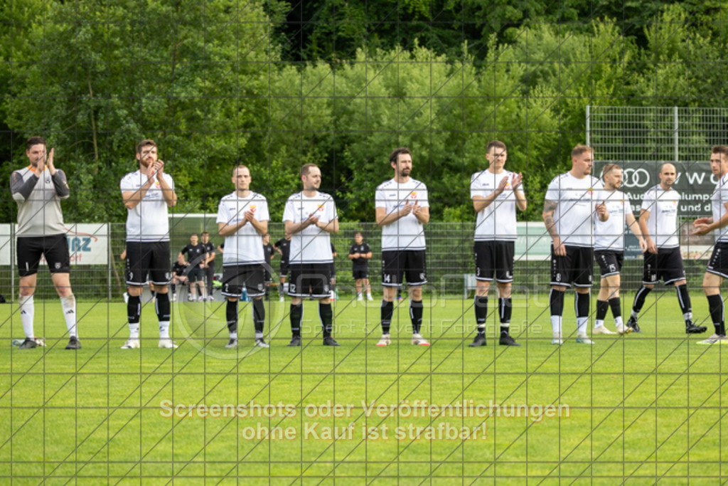 20250616_182810_0070 | #,  TV Eybach (weiß) vs. 1.FC Donzdorf II (rot), Fussball, Entscheidungsspiel 3 in Kreisliga A3 - Bezirk Neckar/Fils, Saison 2024/2025, Rasensportplatz, Staufenecker Str. 41, 73084 Salach, 16.06.2025 - 18:30 Uhr,Foto: PhotoPeet-Sportfotografie/Peter Harich