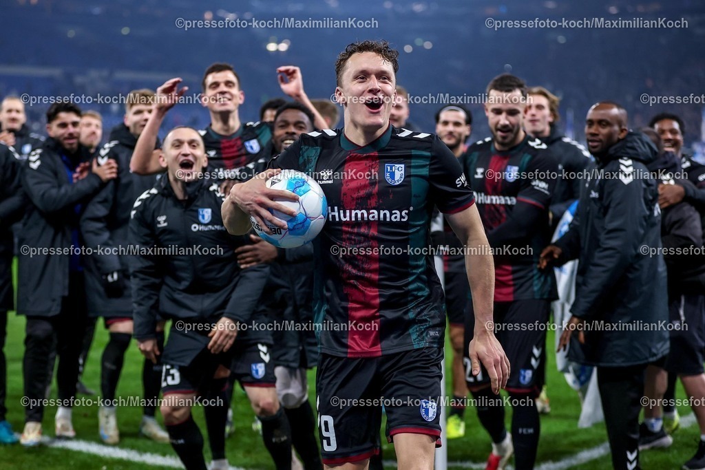 S0401022501106 | 01.02.2025, Fußball, FC Schalke 04 - 1. FC Magdeburg, 2.. Fußball Bundesliga, 20. Spieltag, Veltins-Arena Gelsenkirchen, Saison 2024 2025: Freude und Emotionen nach dem 5:1 Sieg für Magdeburg. Der vierfache Torschütze Martijn Kaars (1.FC Magdeburg #9)  hat sich den Spielball gesichert und steht jubelnd und tanzend mit der Mannschaft vor den feiernden Fans. DFB regulations prohibit any use of photographs as image sequences and or quasi-video.