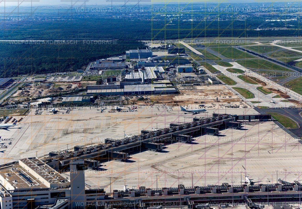 R3B_0287_wa_fra_fra_skyline_wa_finish | Der Blick aus dem Privatflugzeug öffnet den Raum über dem Frankfurt Airport. Start- und Landebahnen zeichnen klare Linien in die Landschaft, Flugzeuge wirken wie bewegte Gedanken. Ein Moment zwischen Aufbruch und Ankommen – ruhig, kraftvoll, voller Weite. Frankfurt zeigt sich hier als globales Zentrum aus der Perspektive der Freiheit.
 - Realisiert mit Pictrs.com