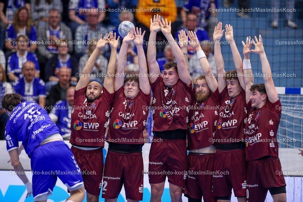 Gum25042501034 | 25.04.2025, Handball, HBL, VfL Gummersbach - 1. VfL Potsdam, Schwalbe-Arena: Miro Schluroff (GUM #15) wirft den Ball auf die Mauer des VFL Potsdam. Cyrill Akakpo (VfL Potsdam #19) Maxim Orlov (VfL Potsdam #22) Josip Simic (VfL Potsdam #05) Emil Hansson (VfL Potsdam #02) Nils Fuhrmann (VfL Potsdam #27) Elias Kofler (VfL Potsdam #10) 