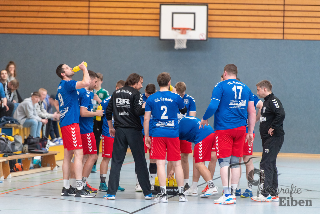 VfL Rastede-TvdH Oldenburg 2 | Landesliga Männer ;VfL Rastede (blau)-TvdH Oldenburg 2 (rot) am 15.04.2023 in Rastede (Mehrzweckhalle Feldbreite), Deutschland, Photo: Philip Eiben 2023 - Realisiert mit Pictrs.com