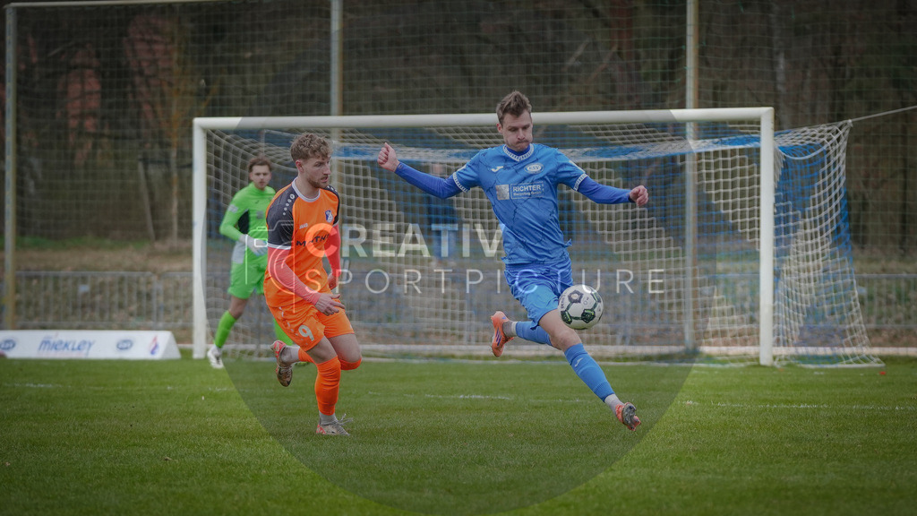 Fußball, Herren, Saison 2025/2026, Landespokal Brandenburg, Halbfinale, RSV Eintracht 1949 vs. VfB 1921 Krieschow, Samstag 28.03.2026, Sportplatz-Heinrich-Zille-Straße | Fußball, Herren, Saison 2025/2026, Landespokal Brandenburg, Halbfinale, RSV Eintracht 1949 vs. VfB 1921 Krieschow, Samstag 28.03.2026, Sportplatz-Heinrich-Zille-Straße, Im Bild: Leo Felgenträger (l. Krieschow) und Dominik Kruska (r. RSV) - Realisiert mit Pictrs.com