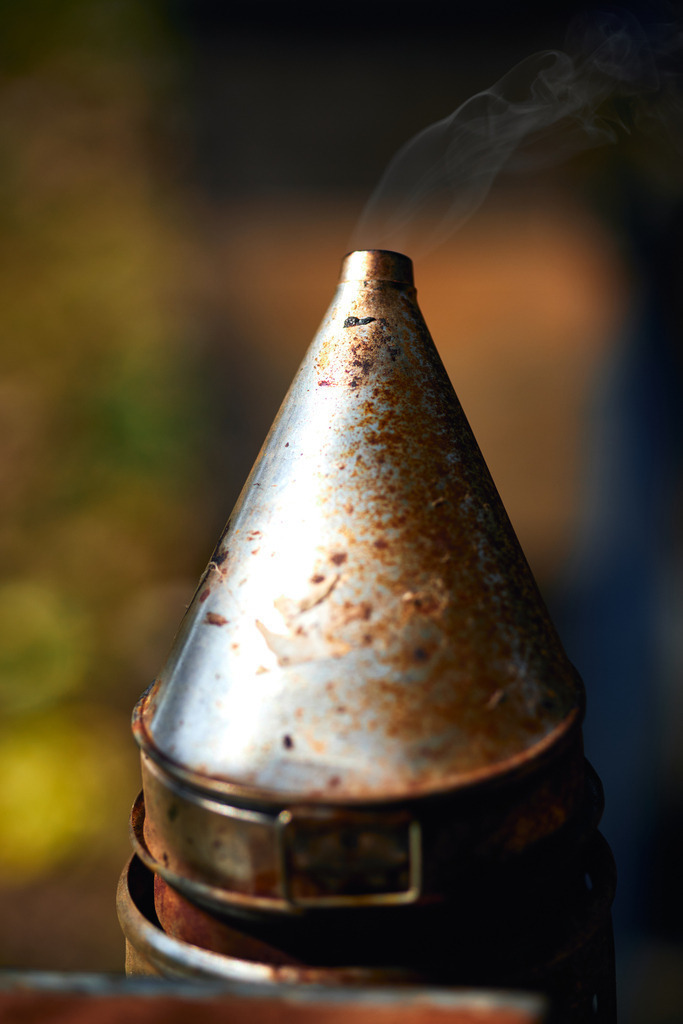 Smoker zur Beruhigung der Bienen im Einsatz | Bisamberg, Austria - March 30, 2021; Bio-Imkerei Biene Joe; Smoker zur Beruhigung der Bienen im Einsatz. - Realisiert mit Pictrs.com