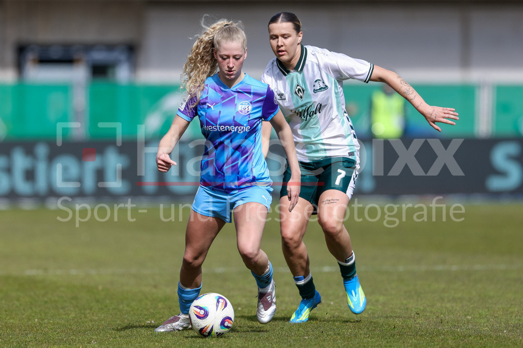Fussball, Google Pixel Frauen-Bundesliga, SV Werder Bremen - SGS Essen | v.li.: Julie Terlinden (SGS Essen, 2) und Larissa Mühlhaus (SV Werder Bremen, 7) im Zweikampf, Duell, Dynamik, Aktion, Action, Spielszene, DIE DFB-RICHTLINIEN UNTERSAGEN JEGLICHE NUTZUNG VON FOTOS ALS SEQUENZBILDER UND/ODER VIDEOÄHNLICHE FOTOSTRECKEN. DFB REGULATIONS PROHIBIT ANY USE OF PHOTOGRAPHS AS IMAGE SEQUENCES AND/OR QUASI-VIDEO.