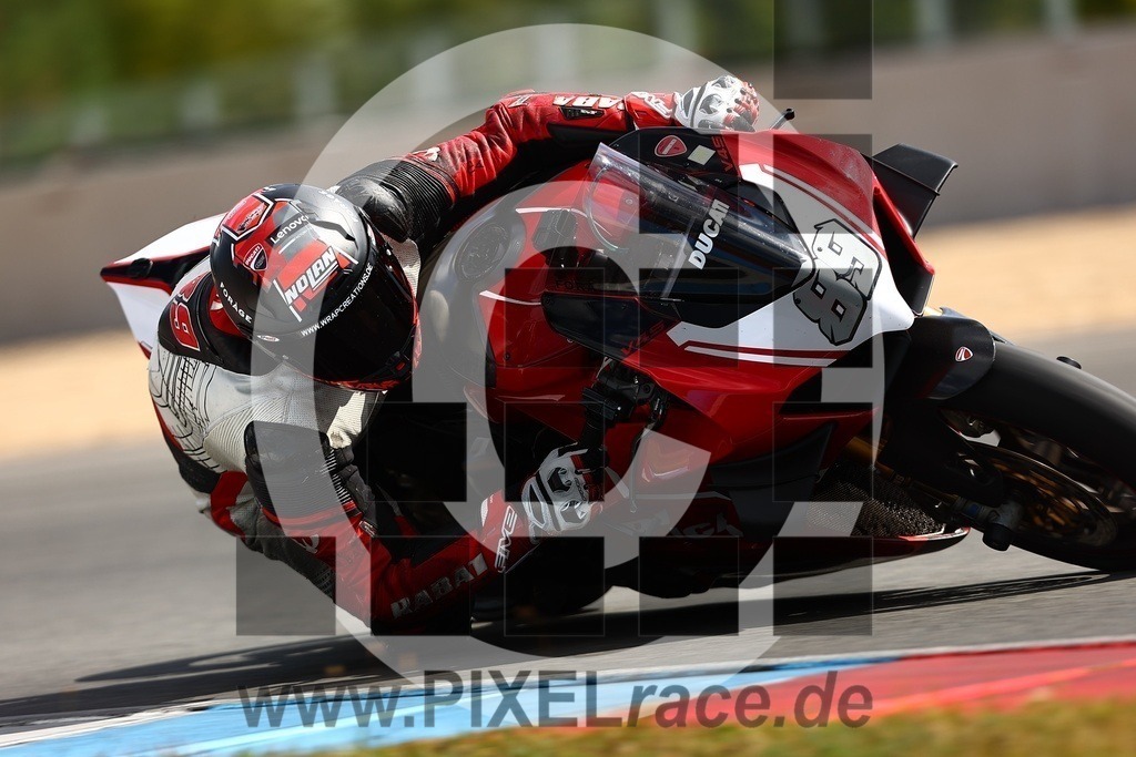 0089-20250829_02330 | Schöne Erinnerungen an spannende Momente - das festzuhalten ist unser Job. PIXELrace.de ist seit 2003 auf den Rennstrecken Europas unterwegs um die Action draußen beim Fahren und die wunderbare Stimmung imm Fahrerlager für euch einzufangen.