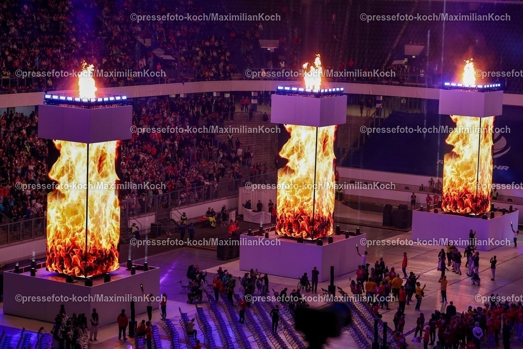 FISU16072501071 | 16.07.2025, Duisburg, FISU World University Games Summer, Rhine-Ruhr 2025, Opening Ceremony, Schauinsland-Reisen-Arena: zeremonieller Höhepunkt - Heide Ecker-Rosendahl trägt die Fackel mit dem Feuer in die Arena Die Flamme des Sports wird entfacht
