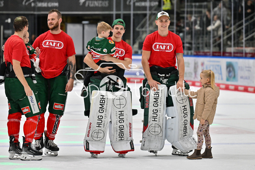 Augsburger Panther - Kölner Haie | die Augsburger Panther feiern zusammen mit den Fans den Heimsieg gegen die Kolner Haie  / Strauss MANN (Augsburger Panther #38) / Markus KELLER (Augsburger Panther #35) / DEL: Augsburger Panther - Kölner Haie, Curt Frenzel Stadion am 29.09.2024