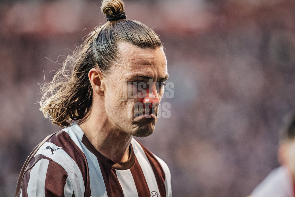 Fußball | Männer | Saison 2025/2026  | Fußball-Bundesliga | 27. Spieltag | FC St. Pauli vs. SC Freiburg | 22.04.2026 | Jackson Irvine (#7, FC St. Pauli) verzieht das Gesicht
